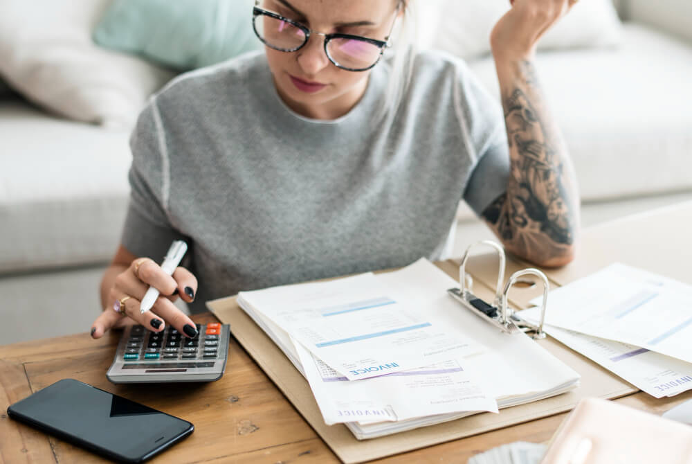 Empresária se perguntando "quanto minha empresa paga imposto de renda?"